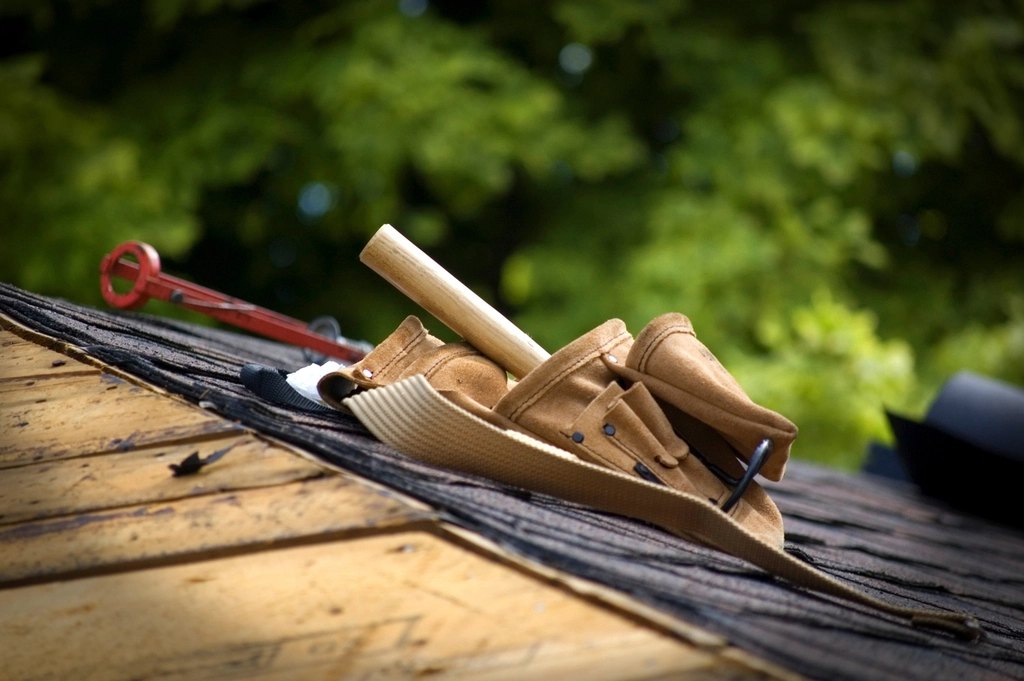 Outils de couvreur sur un toit en bardeaux pendant l'évaluation des travaux