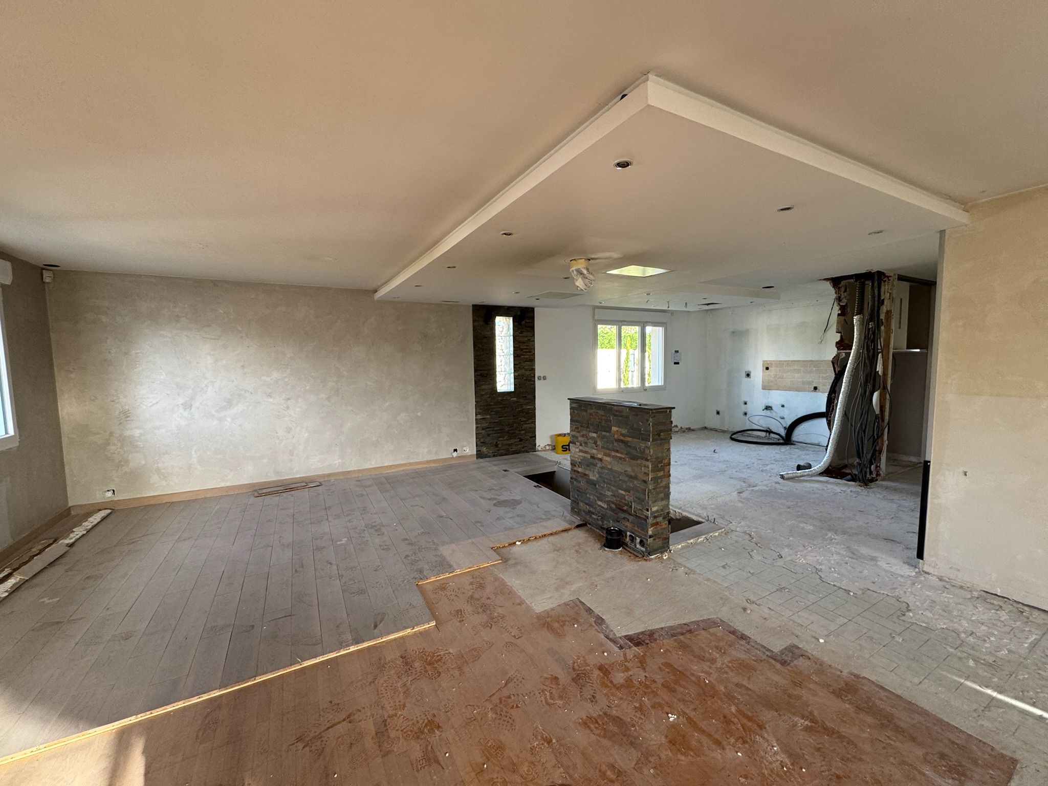 [background image] image of gallery interior (for an art gallery)