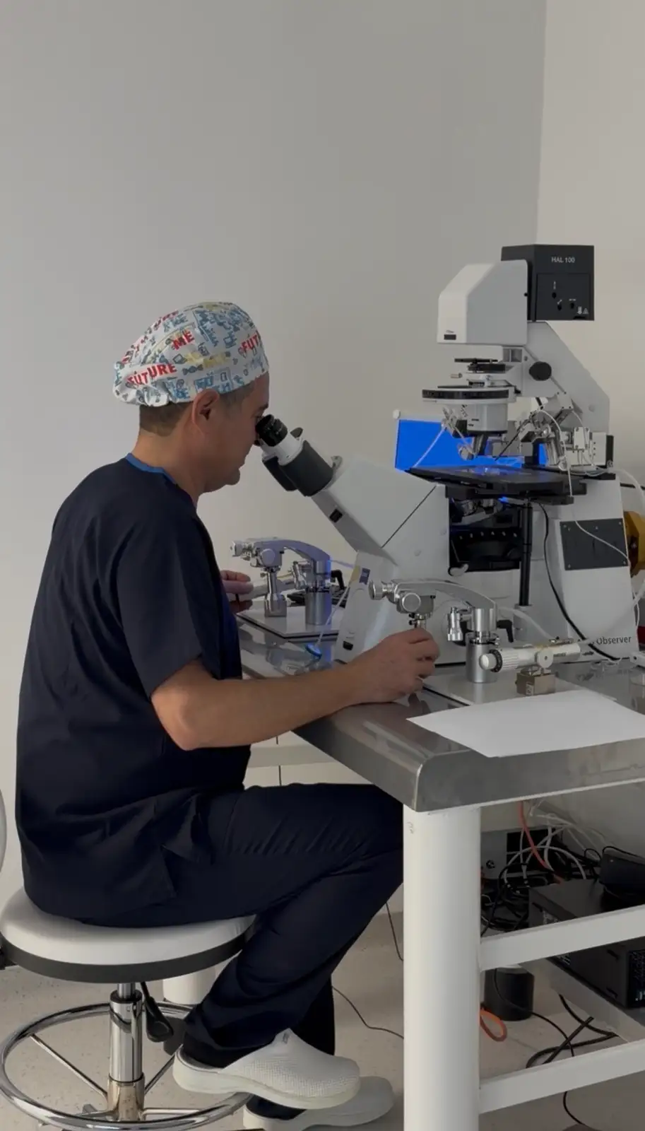 State-of-the-art embryology equipment operated by our expert embryologist Ali Kızılkanat.