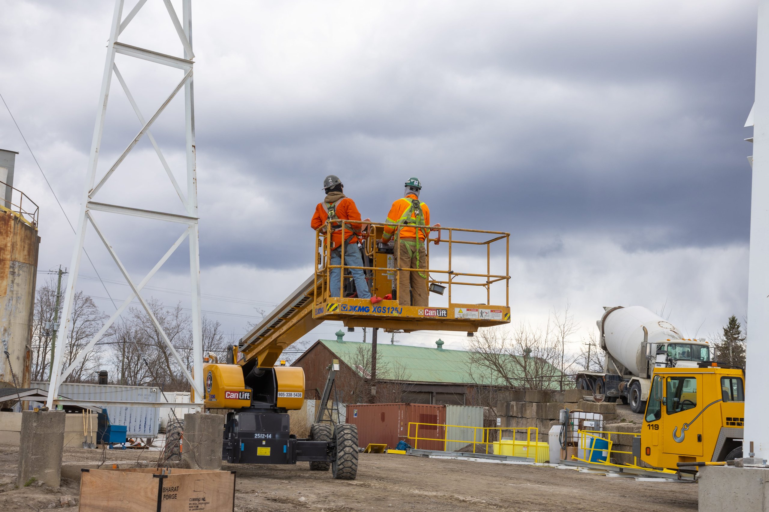 Photo of two construction workers operating a lift at a job site, highlighting ER Media’s connection to Ontario’s contractor and construction industry.