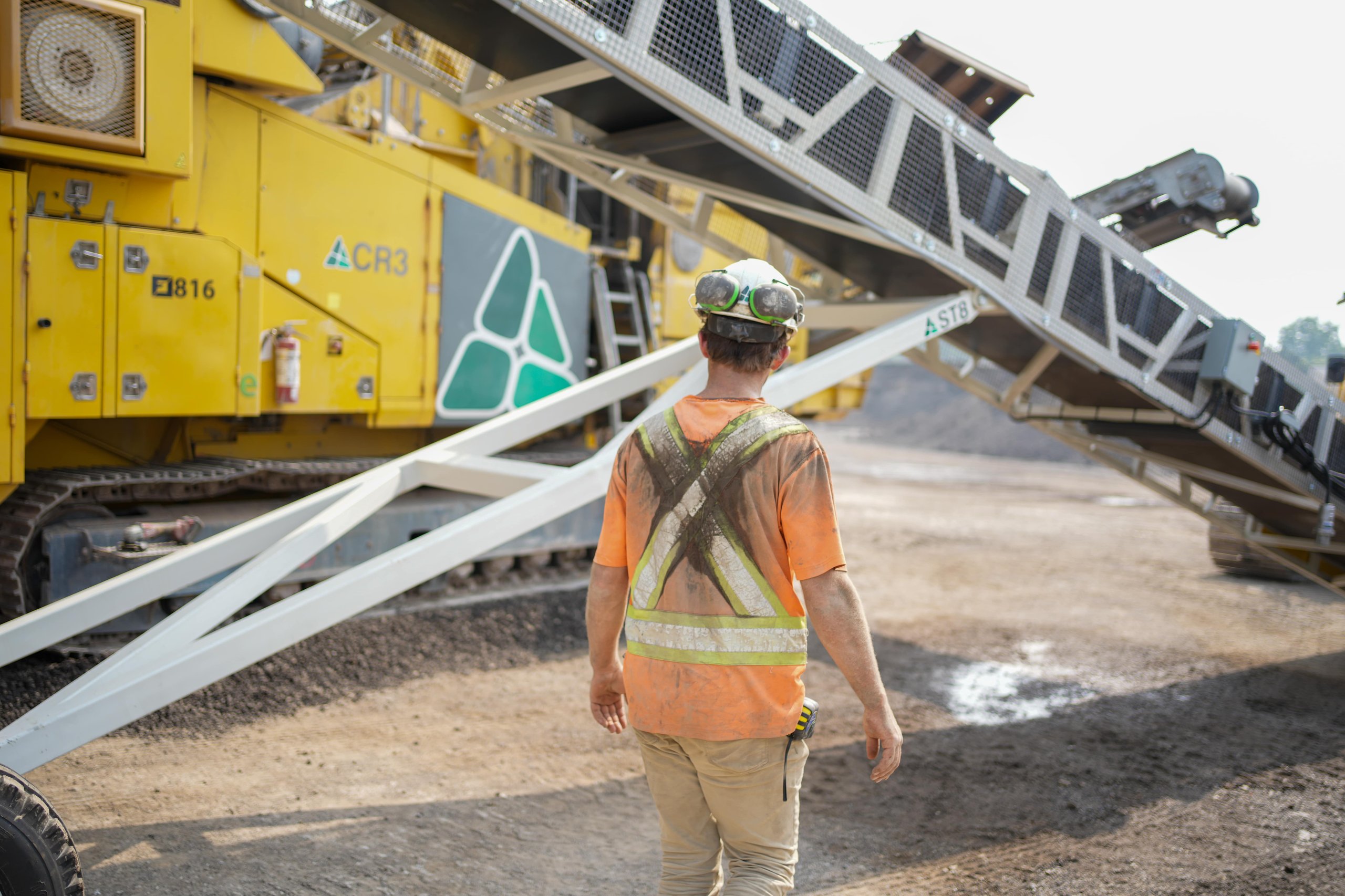 Photo of a construction worker at a job site, representing ER Media’s commitment to serving the Ontario construction industry with integrity and transparency.