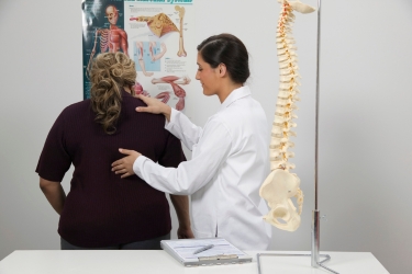 Chiropractor with her patient