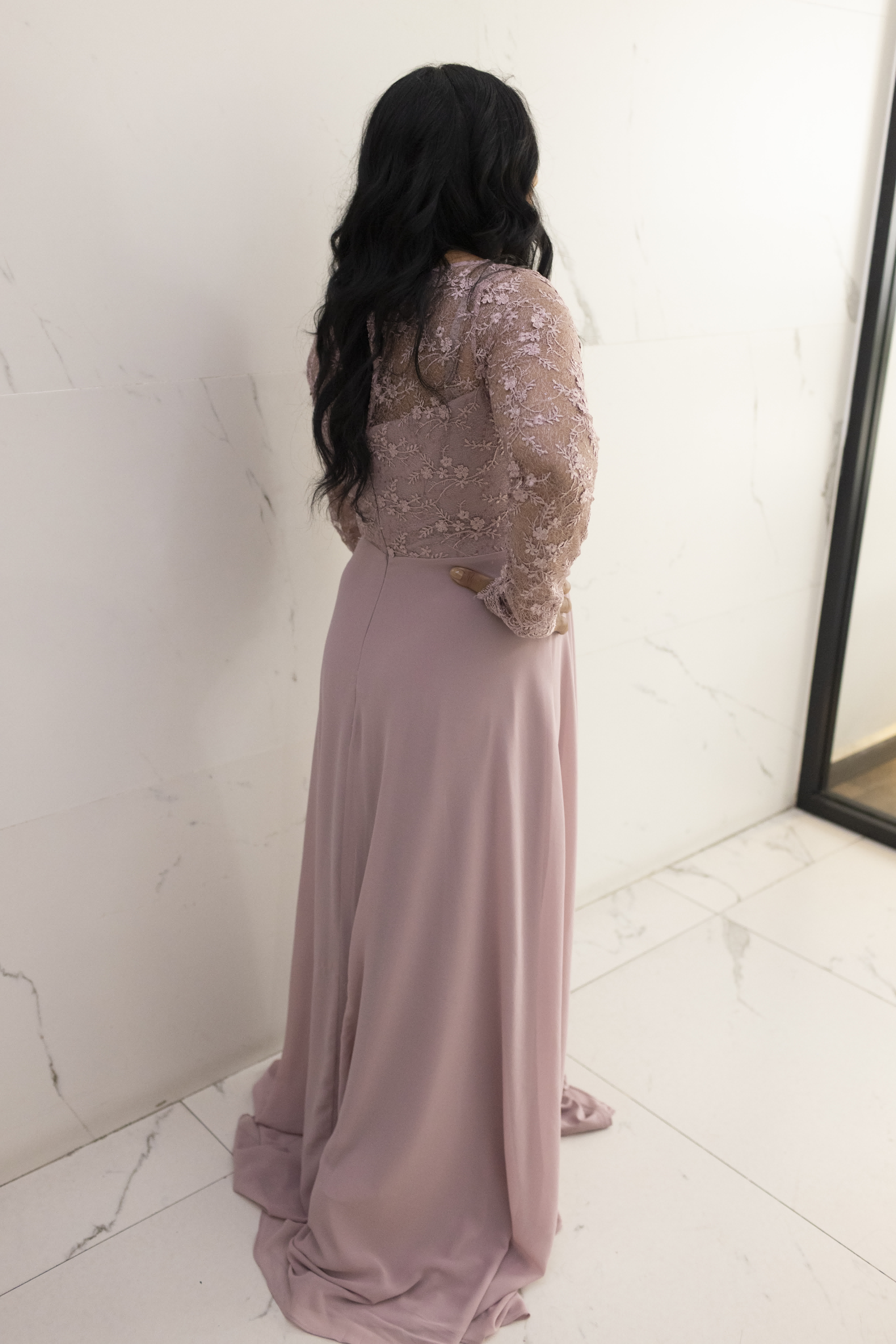 Vista frontal del vestido rosa empolvado