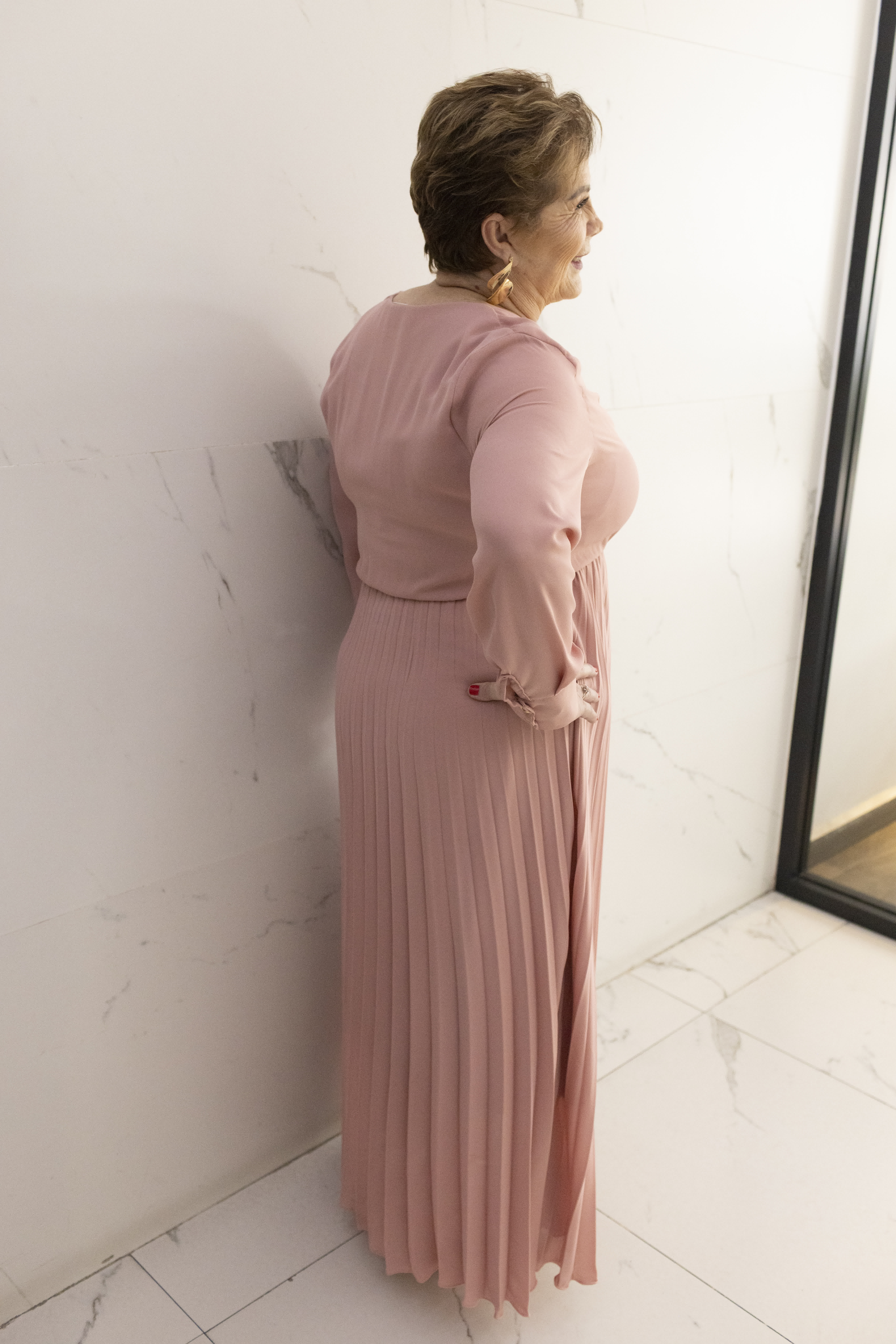 Vista lateral mostrando falda plisada