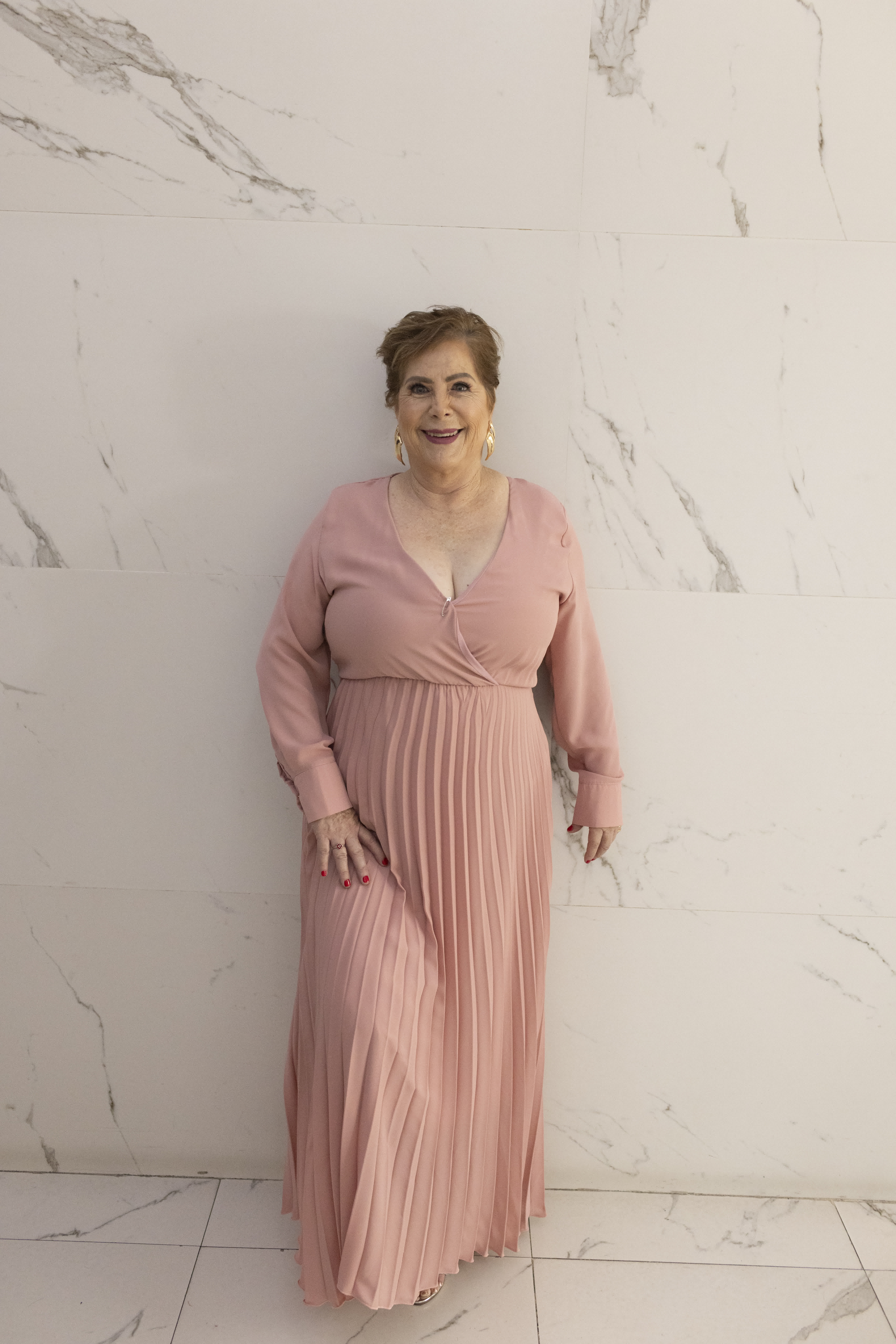 Detalle del escote en V y mangas