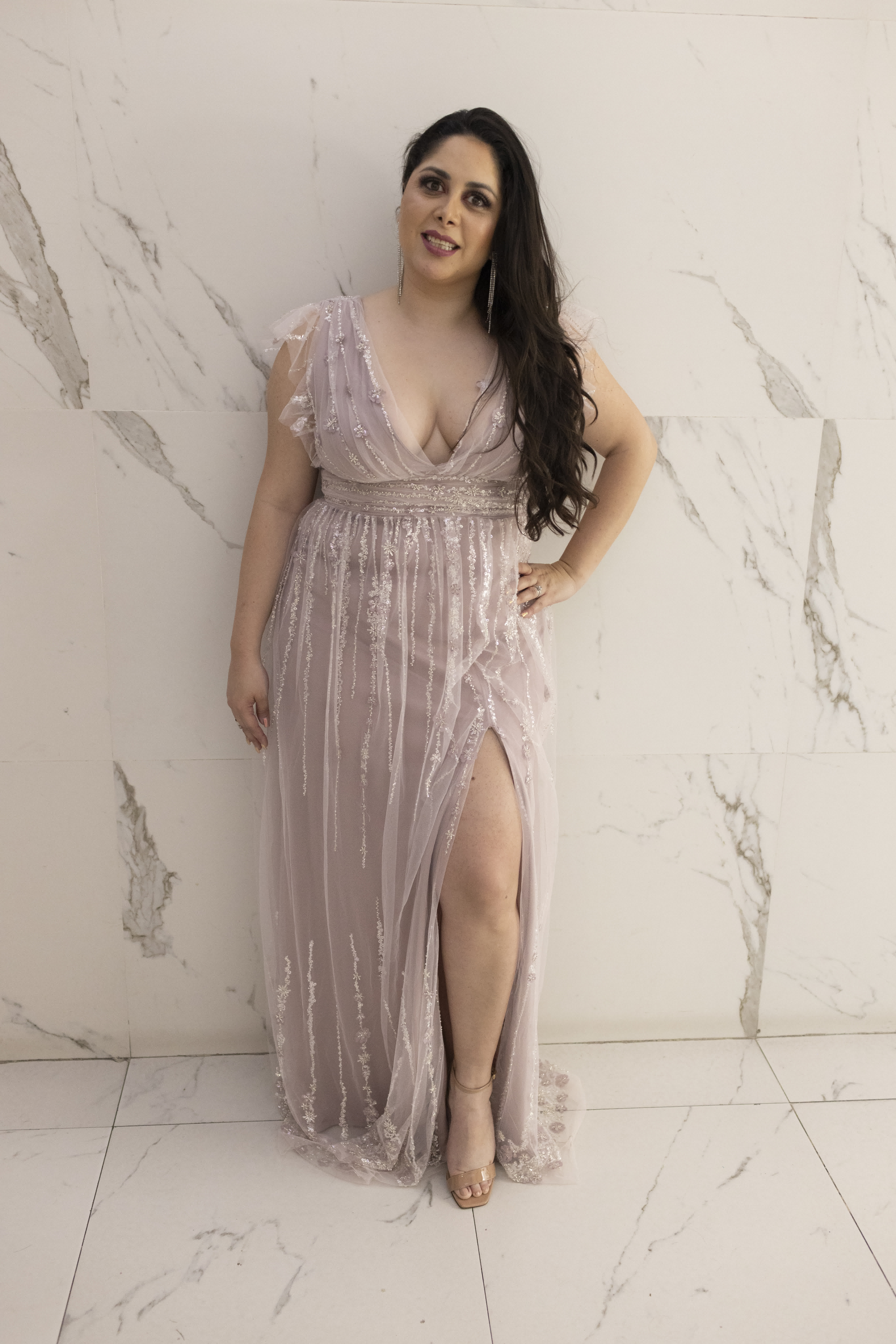 Vista frontal del vestido champagne