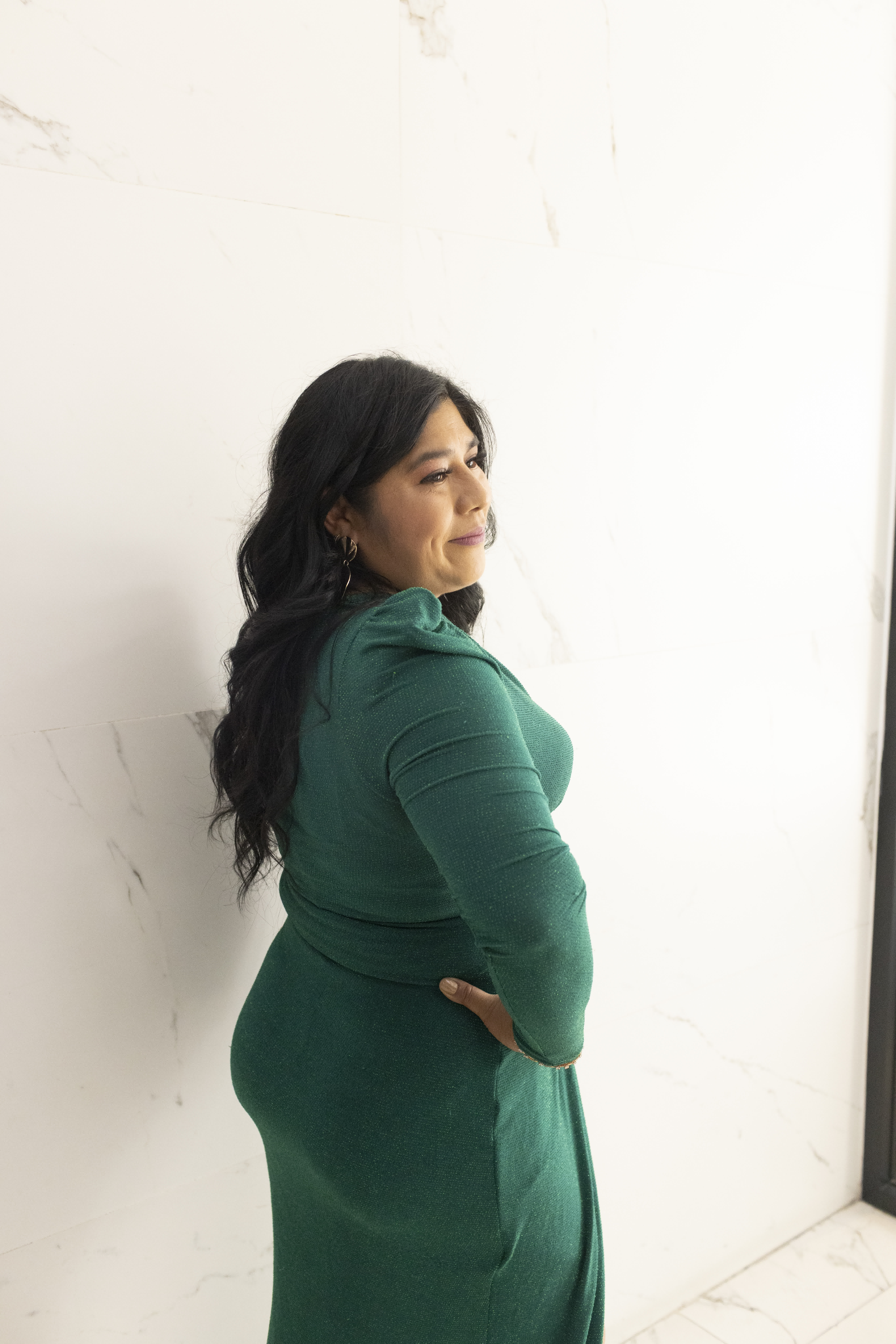 Detalle de mangas largas y escote en V