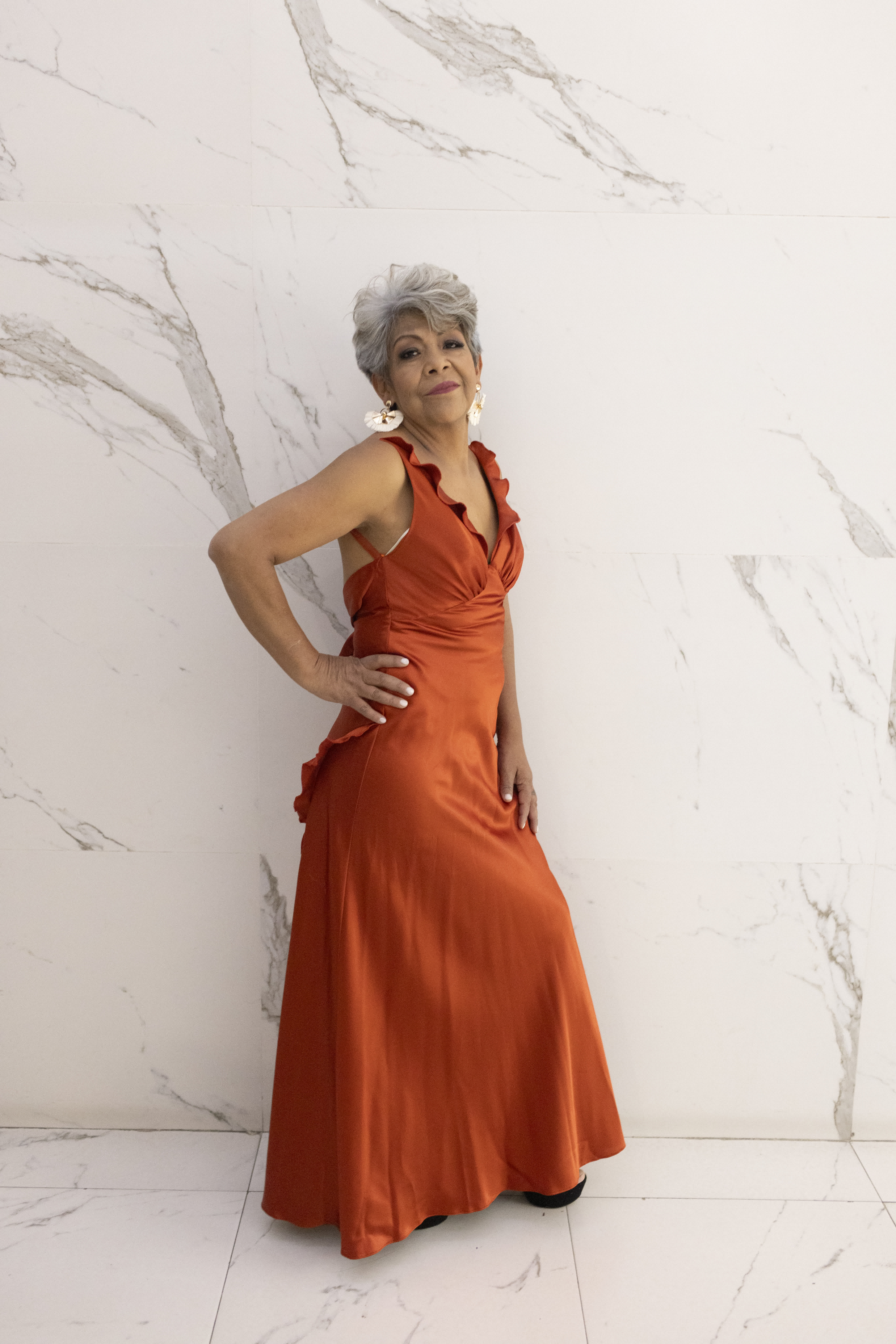 Detalle del escote en V con pliegues