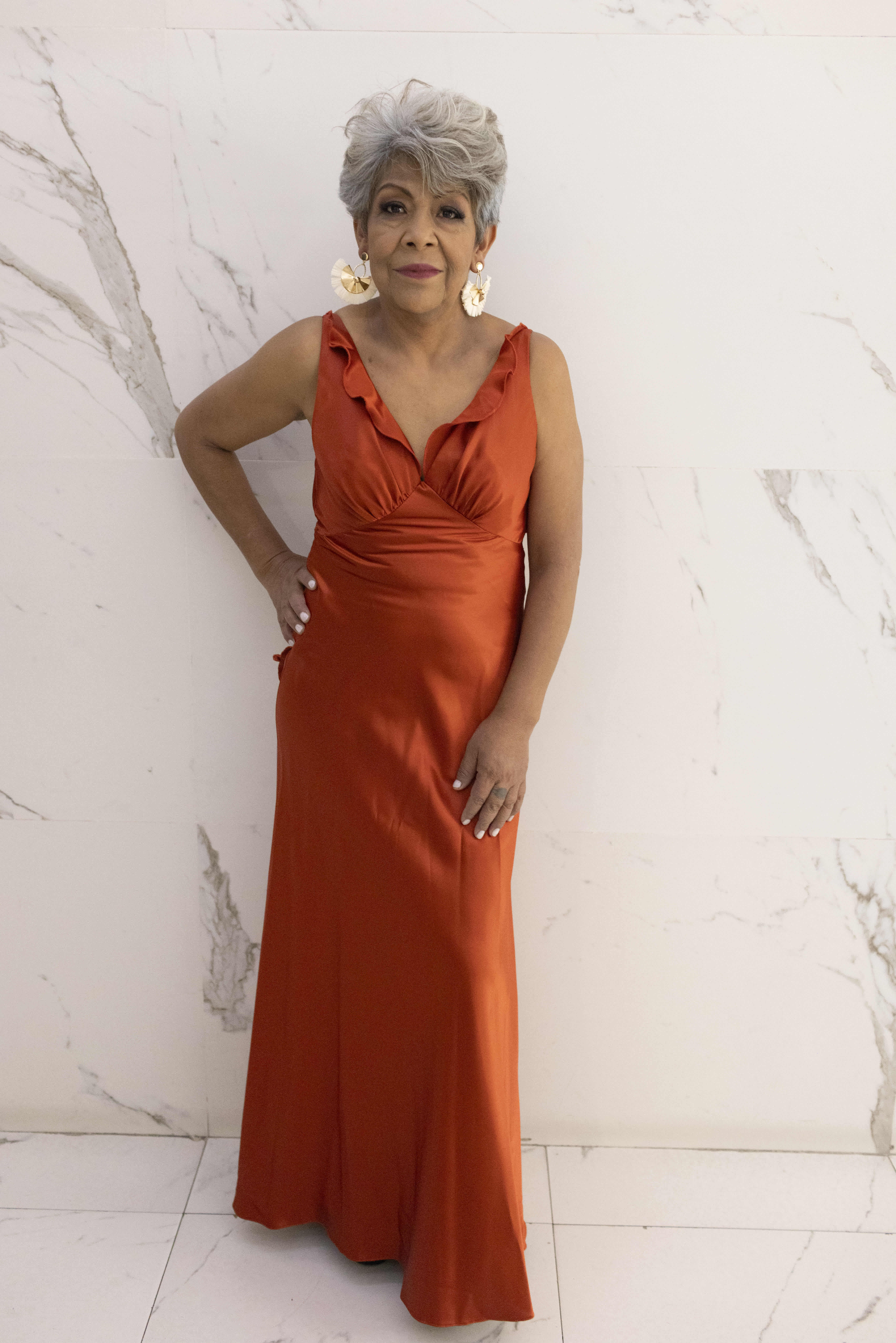 Vista frontal del vestido largo satinado color cobre