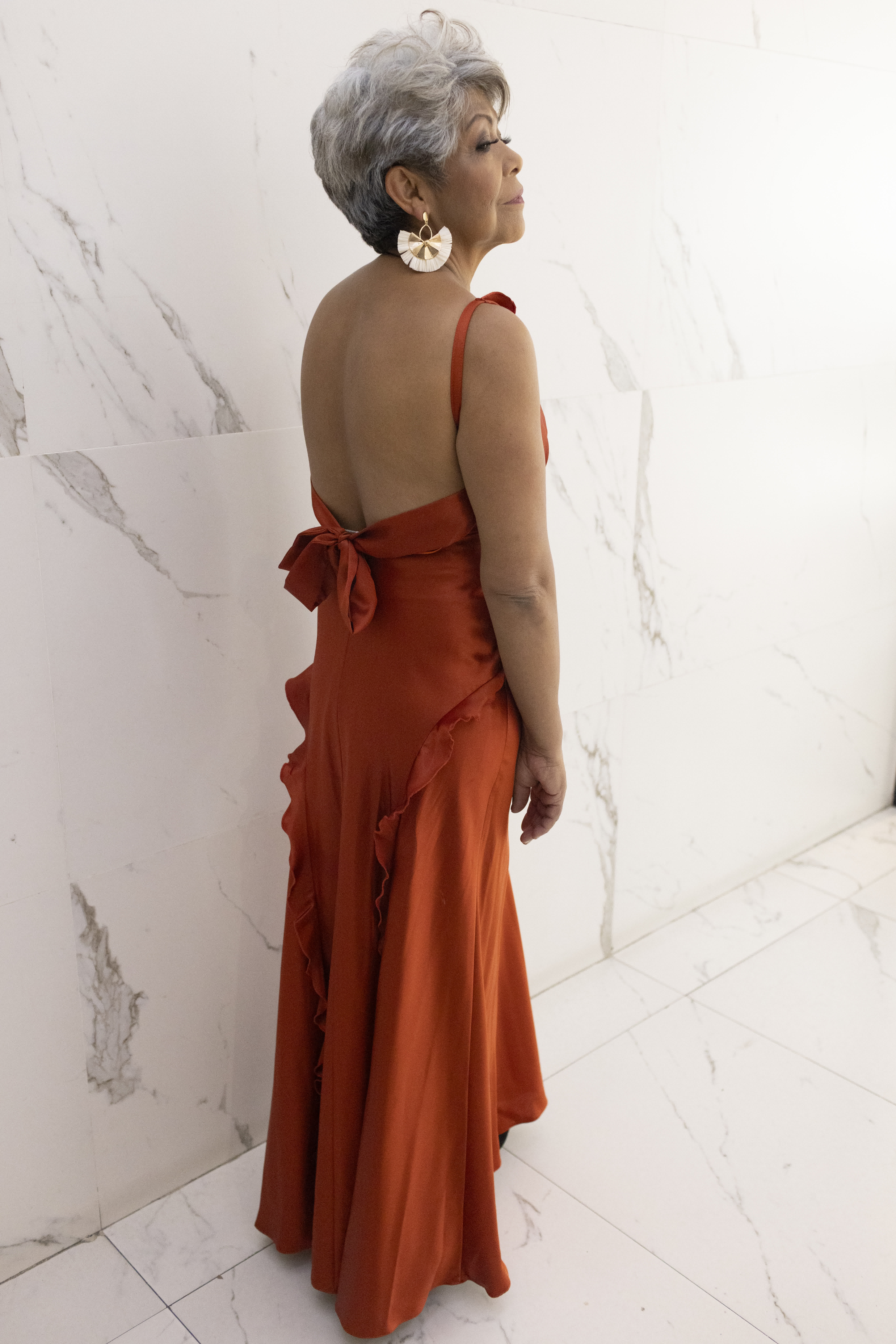 Vista lateral mostrando el corte ajustado al cuerpo