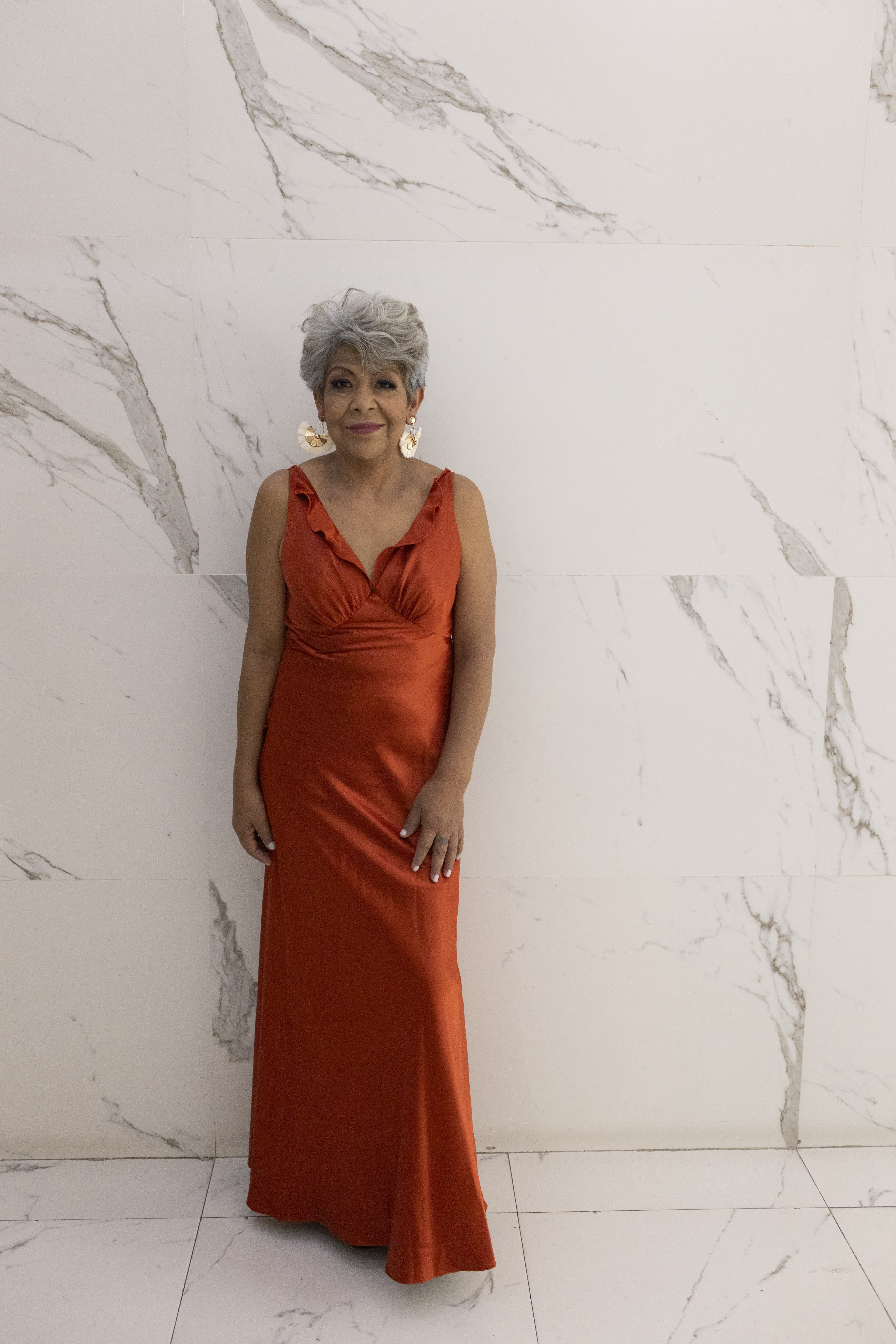 Detalle del tejido satinado con brillo sutil