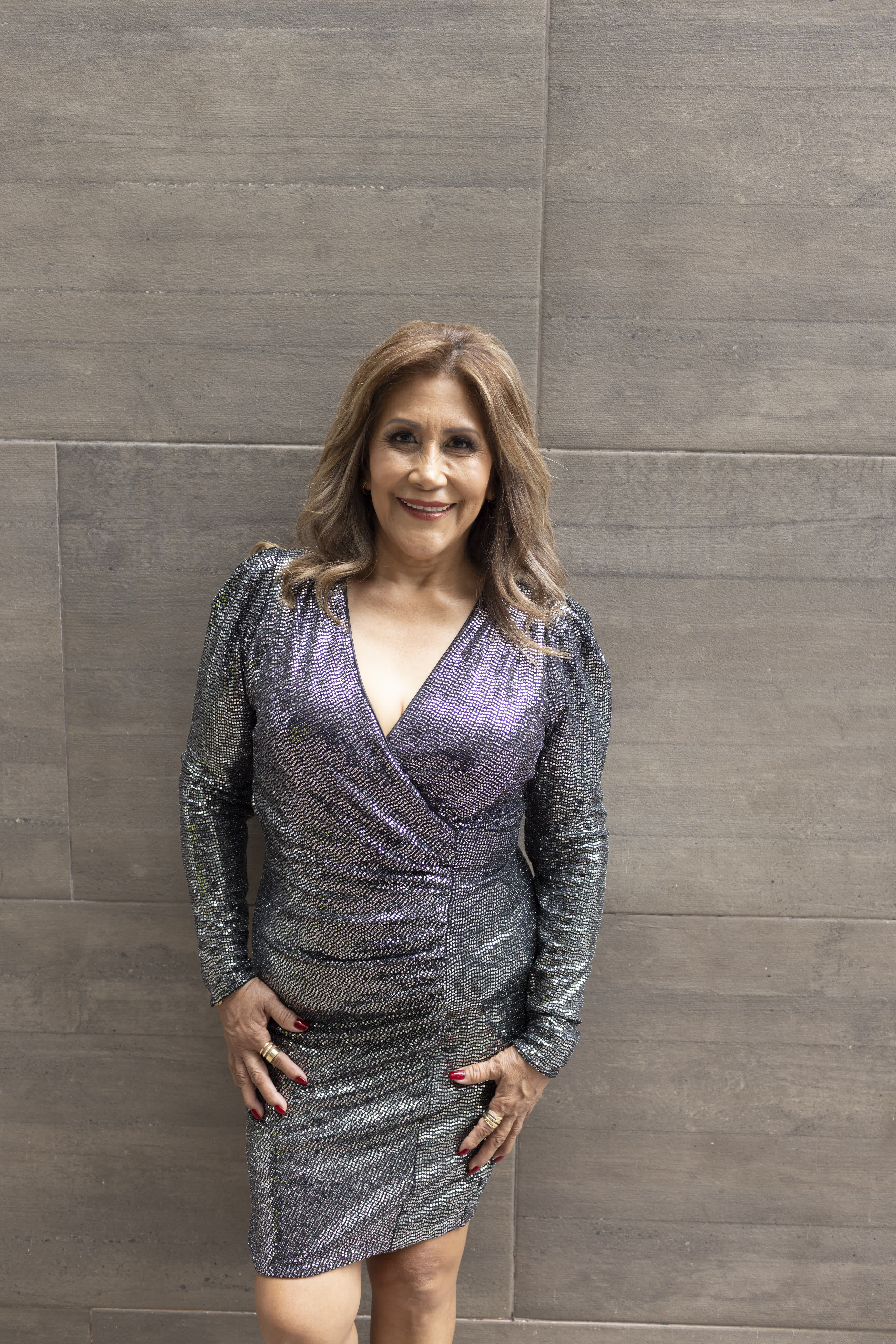 Detalle del escote cruzado en V y mangas largas