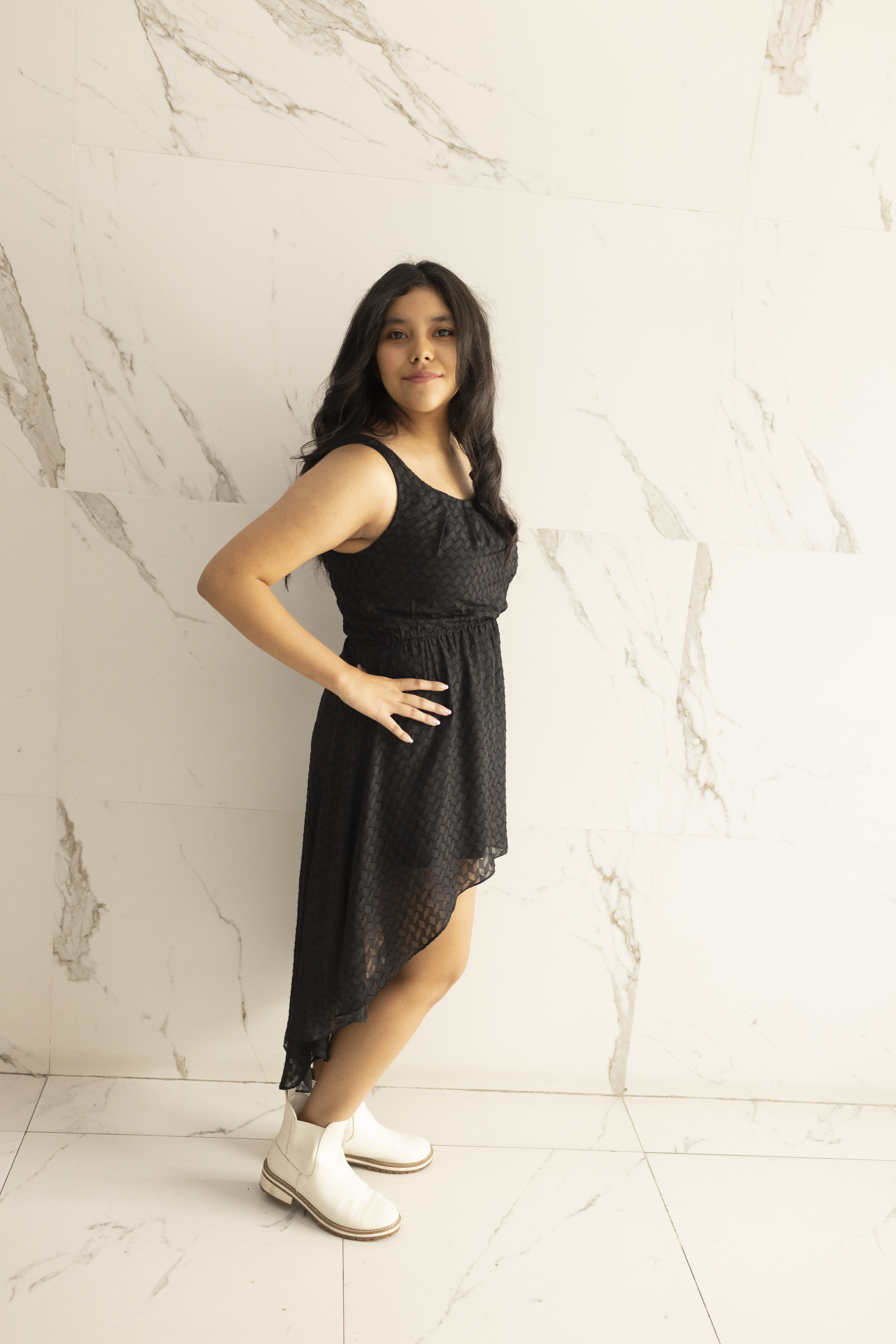 Detalle del escote redondo fruncido y cintura ajustada