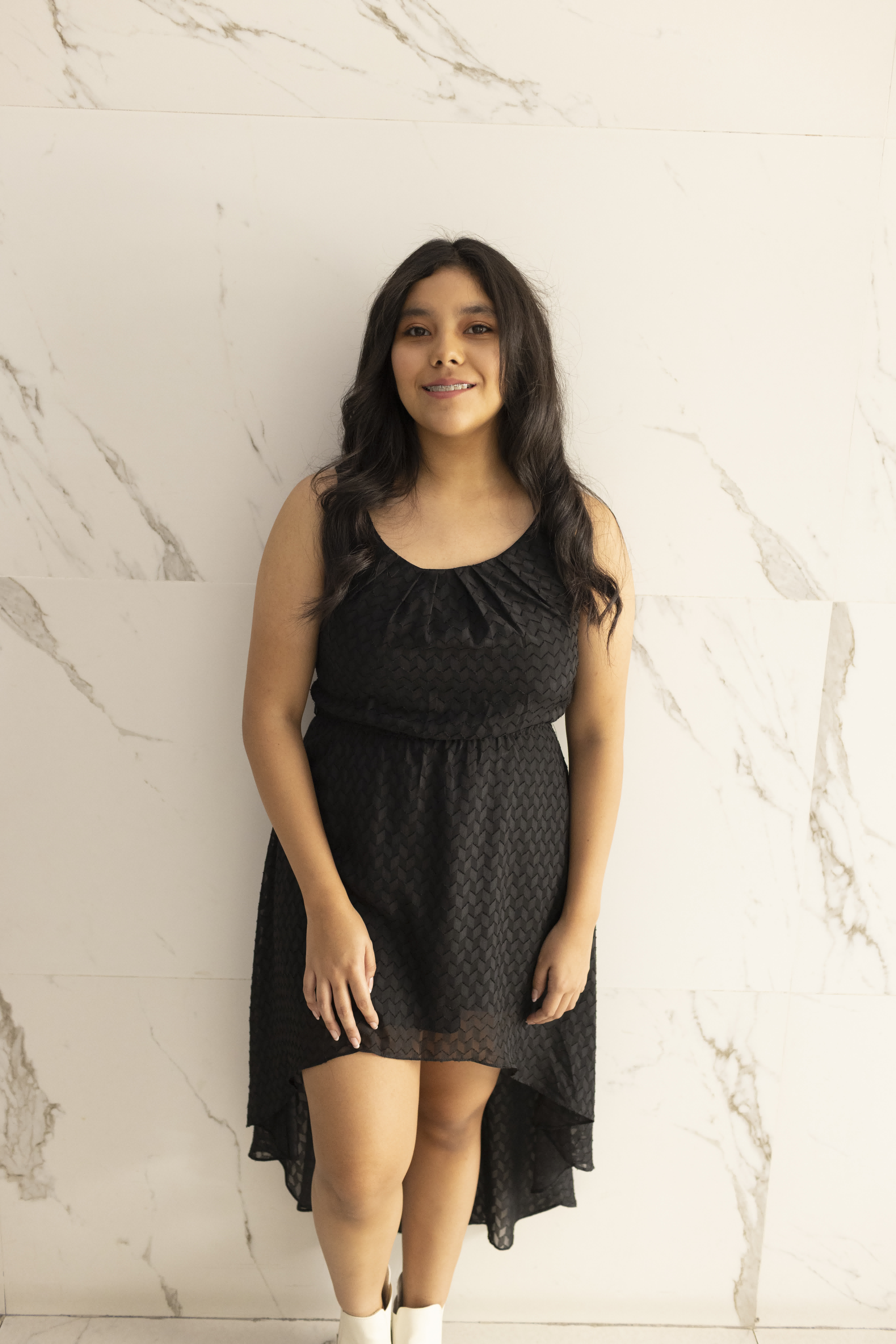 Detalle del corte asimétrico que deja ver las piernas