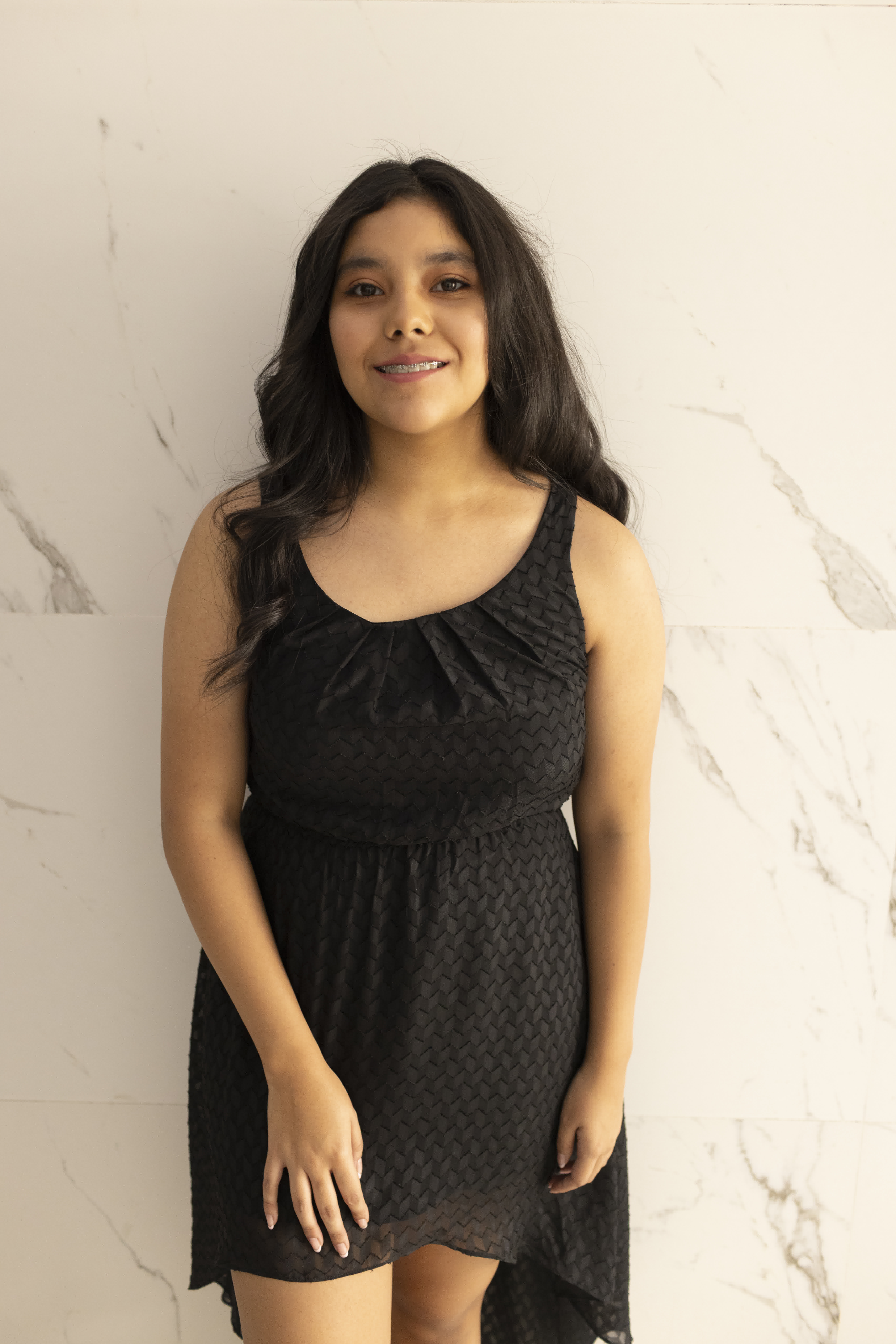 Vista frontal del vestido asimétrico negro