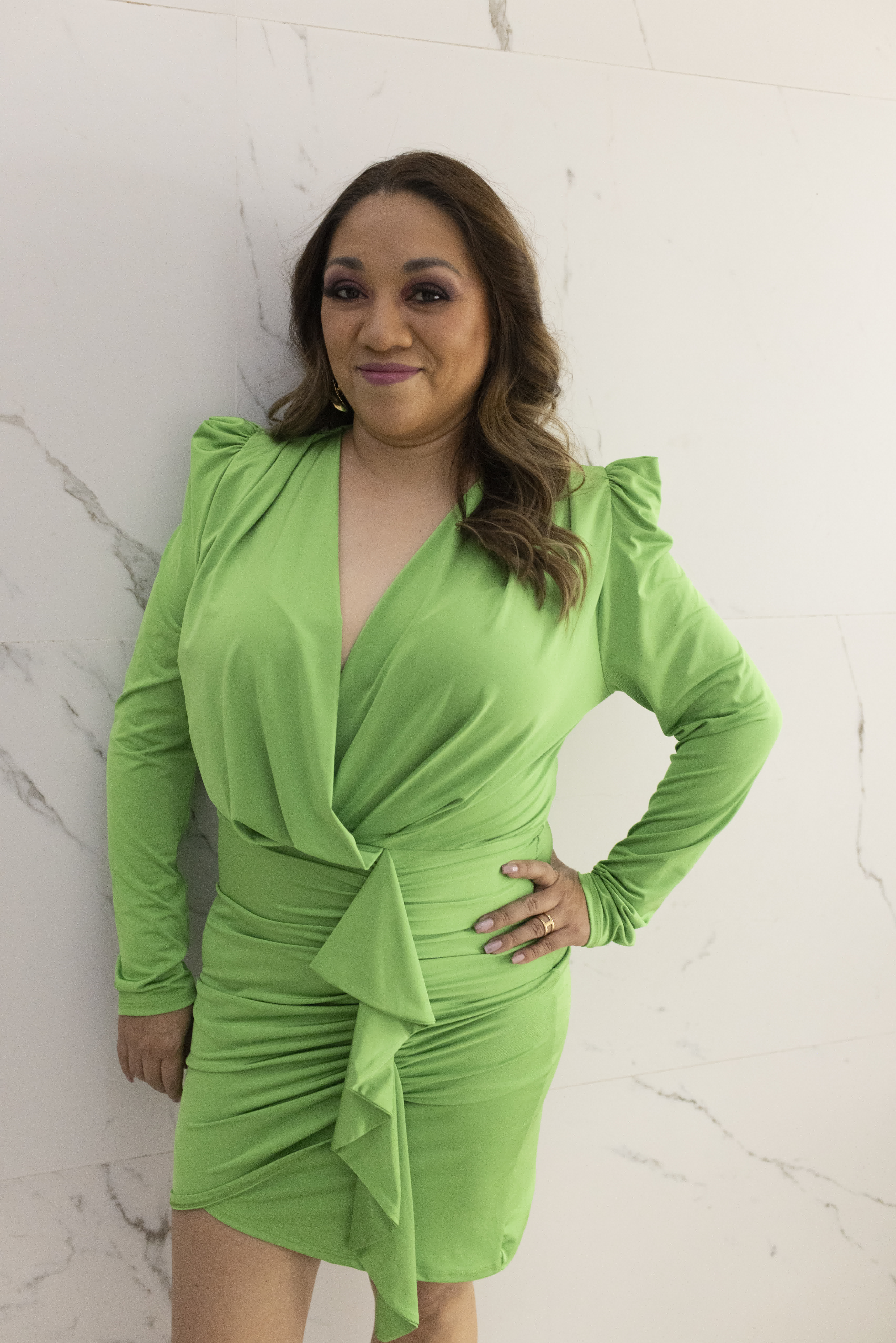 Vista frontal del vestido corto verde con lazo