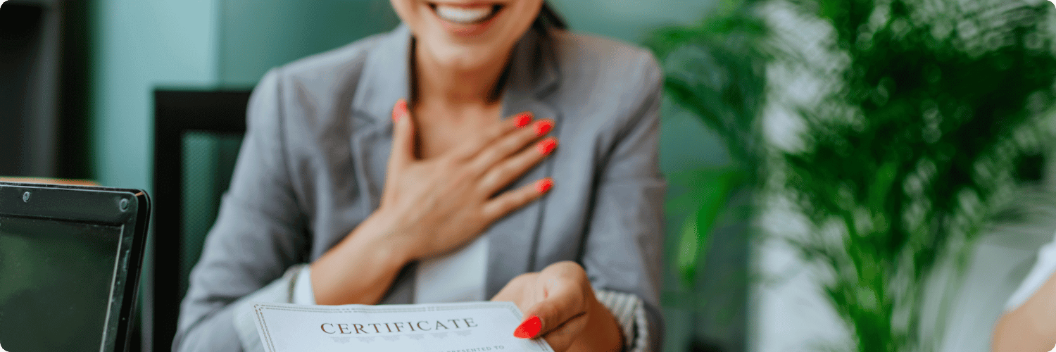 Photo d’une femme recevant sa certification professionnelle.