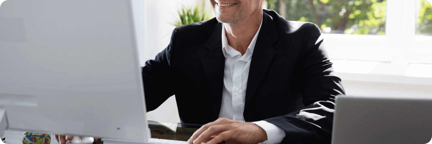 Un gérant d’organisme certificateur gère l’accrochage de ses titulaires.