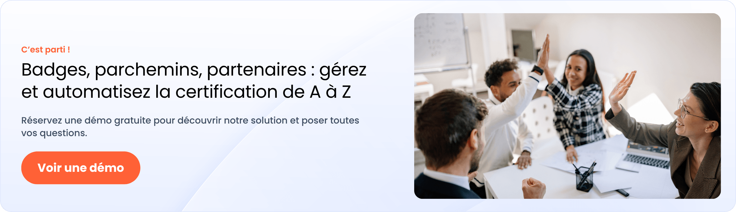 Une bannière avec un bouton cliquable pour voir une démo. Le texte dit : “C’est parti ! Badges, parchemins, partenaires : gérez et automatisez la certification de A à Z. Réservez une démo gratuite pour découvrir notre solution et poser toutes vos questions. Voir une démo”.