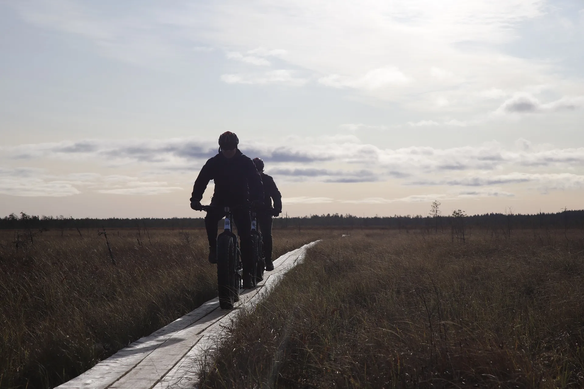 Sähköfatbike safari Oulussa – pyöräilijä suolla auringonlaskussa