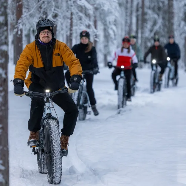 Talvipyöräilyä sähköfatbikeilla lumisessa metsässä Kempeleessä