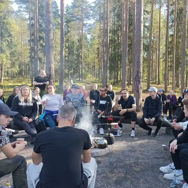 Työhyvinvointipäivän työpaja luonnon helmassa – osallistujat metsän keskellä