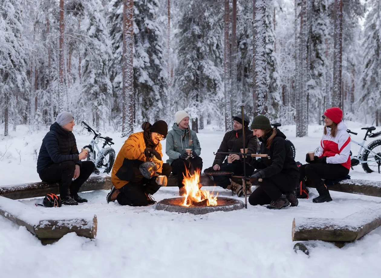 Työhyvinvointipäivä Oulussa – ryhmä nuotiolla luonnon keskellä