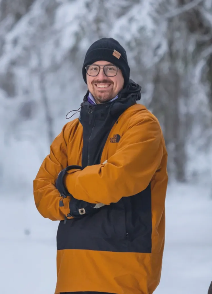 Iloinen työntekijä keskellä metsää