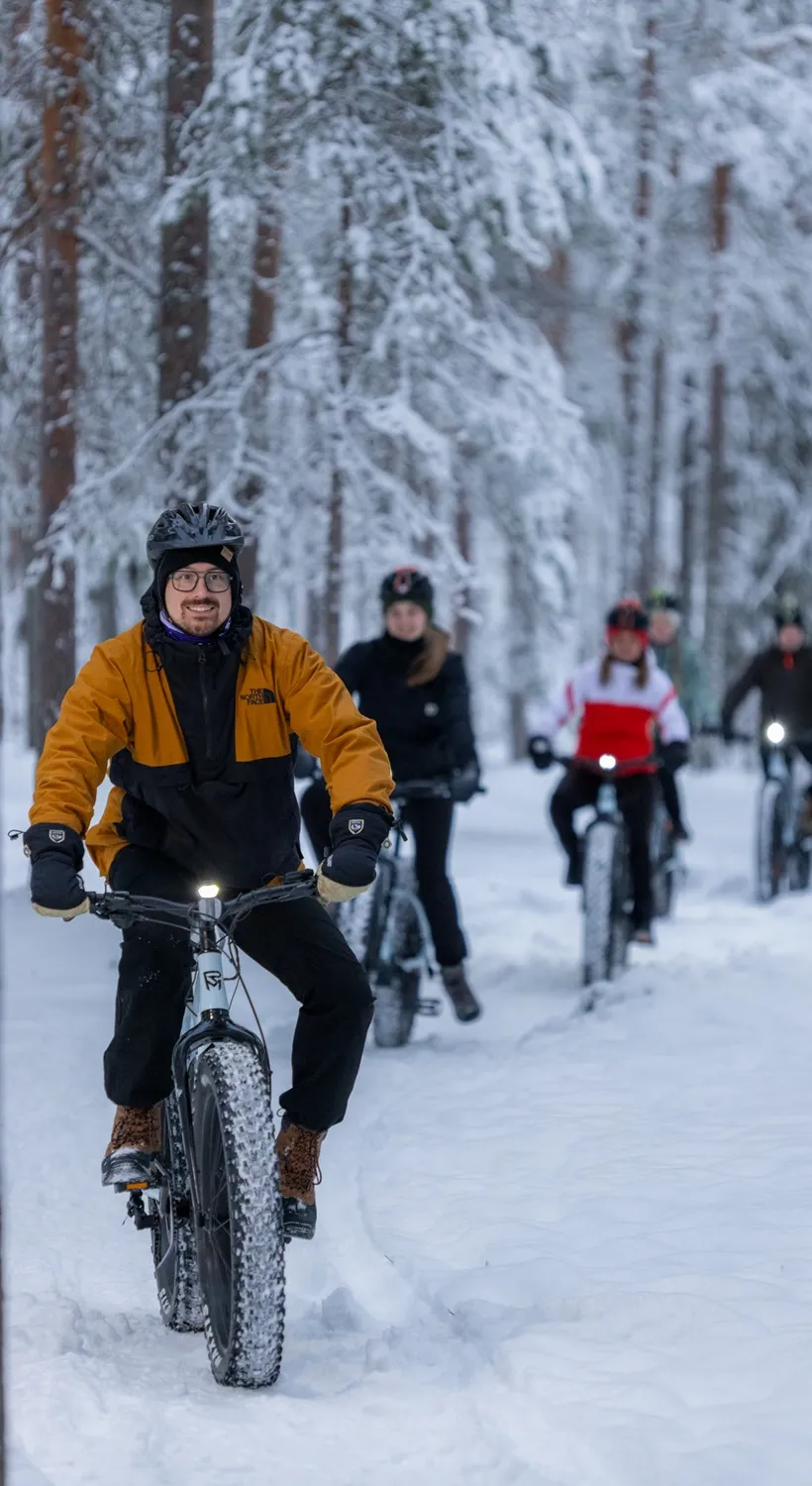 Talvinen sähköfatbike-safari Oulun lumisissa metsissä