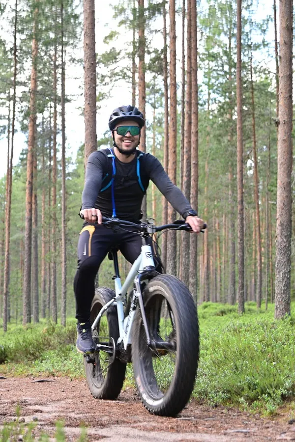 Ihminen pyöräilemässä sähköpyörällä