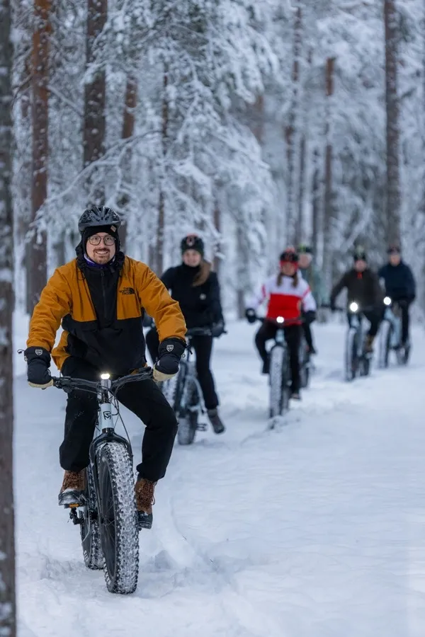 Sähköfatbike-pyöräilijä talvisessa metsämaisemassa