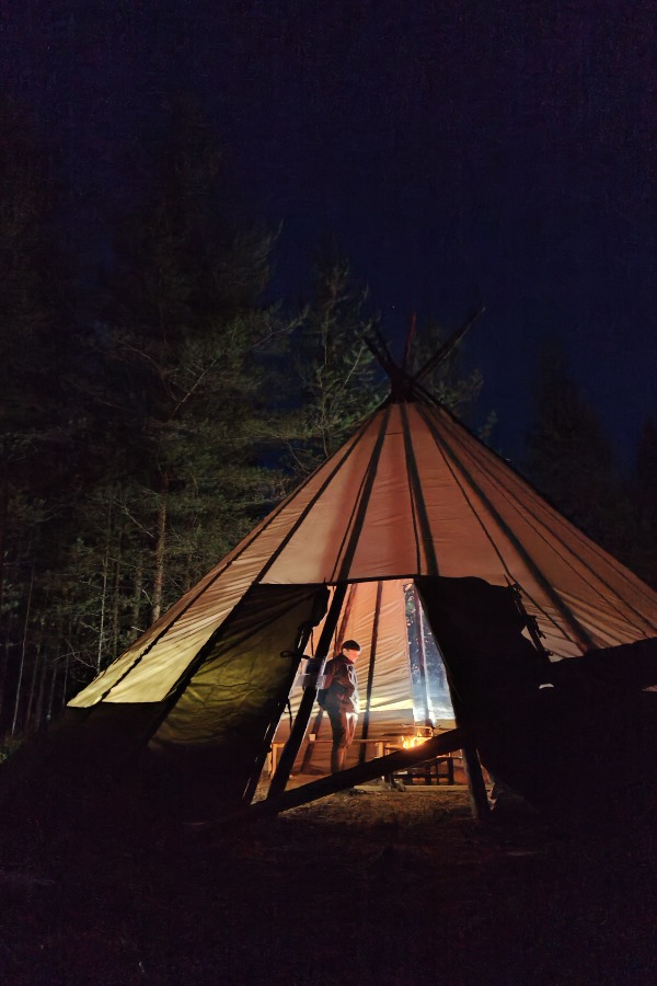 Sähköfatbike-pyöräilijä talvisessa metsämaisemassa