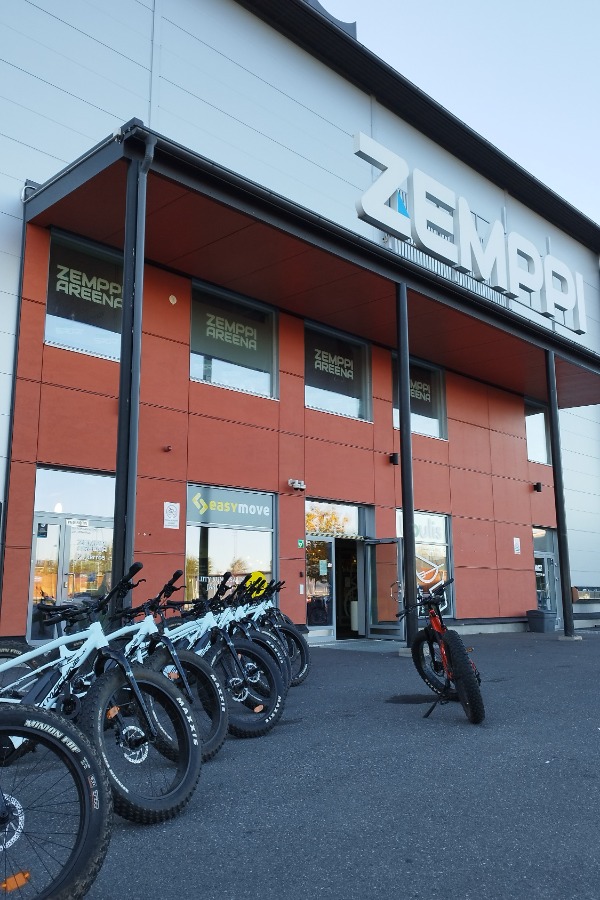 Ryhmä ihmisiä ajamassa sähköfatbikeilla metsäpolulla