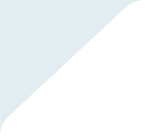 Hellblaue geometrische Form mit abgestuften Kanten auf schwarzem Hintergrund.