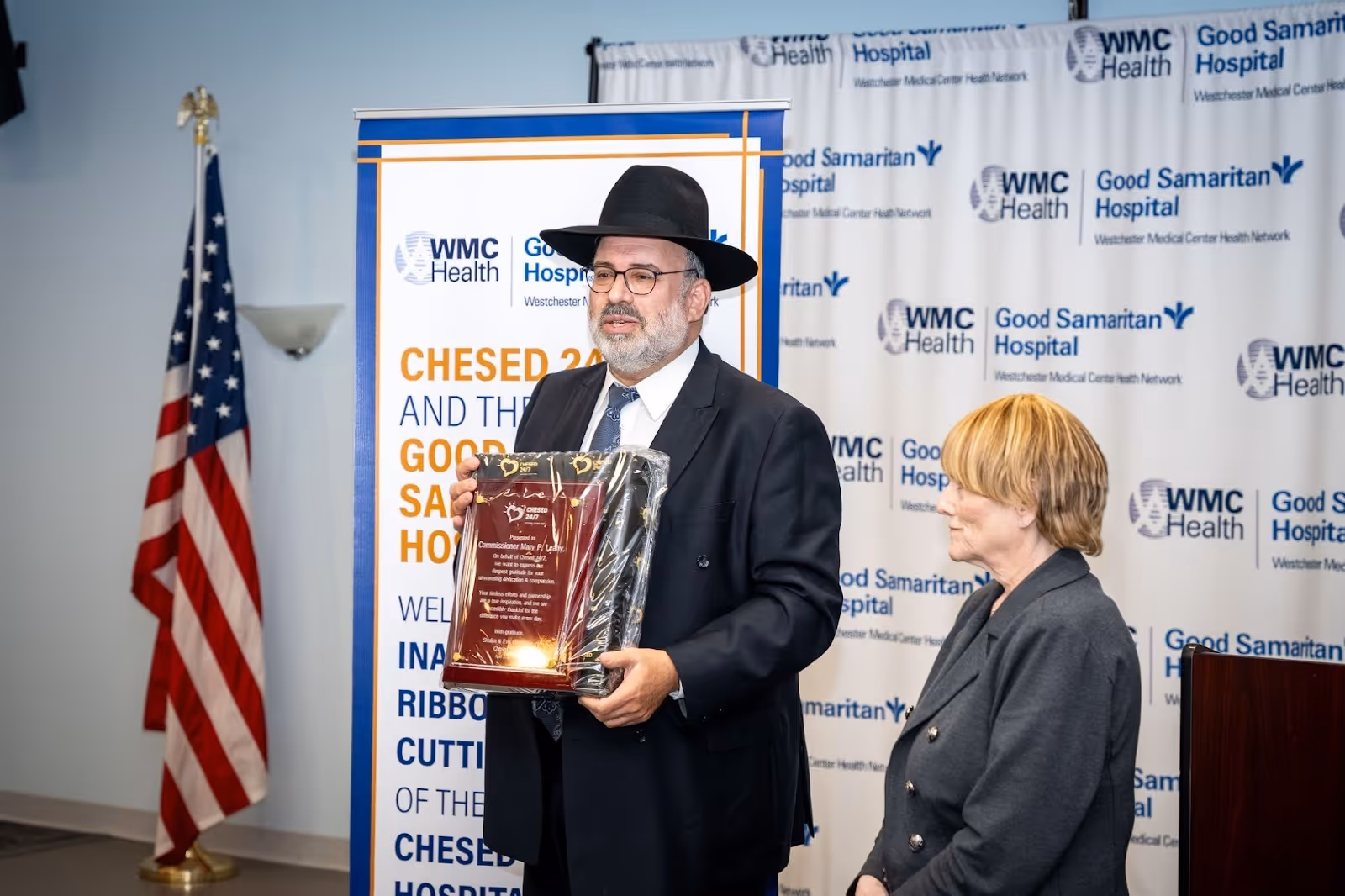 Rabbi Sanders presenting an award at Chesed Ribbon Cutting Event at Good Samaritan Hospital