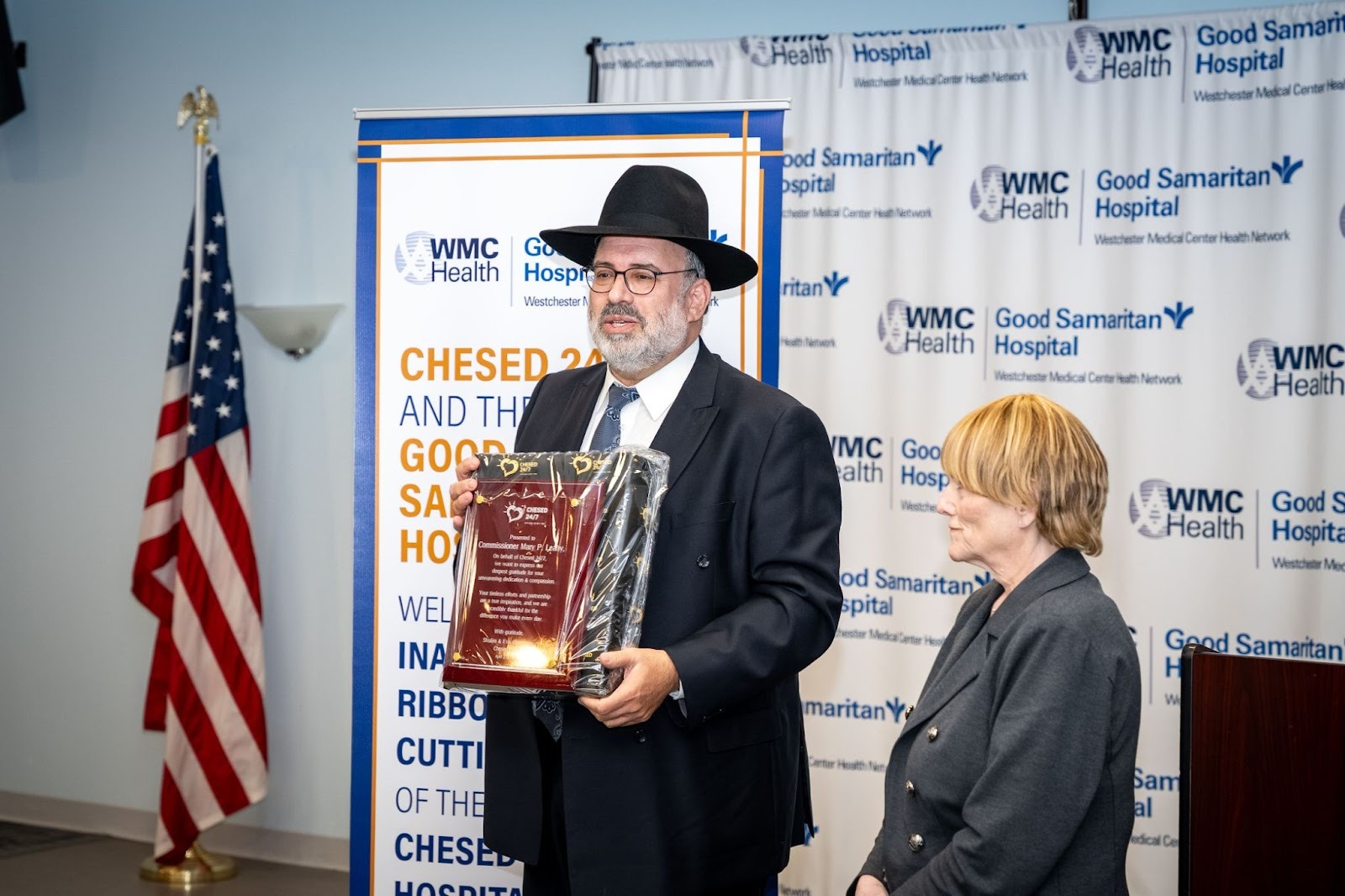 Rabbi Sanders presenting an award at Chesed Ribbon Cutting Event at Good Samaritan Hospital