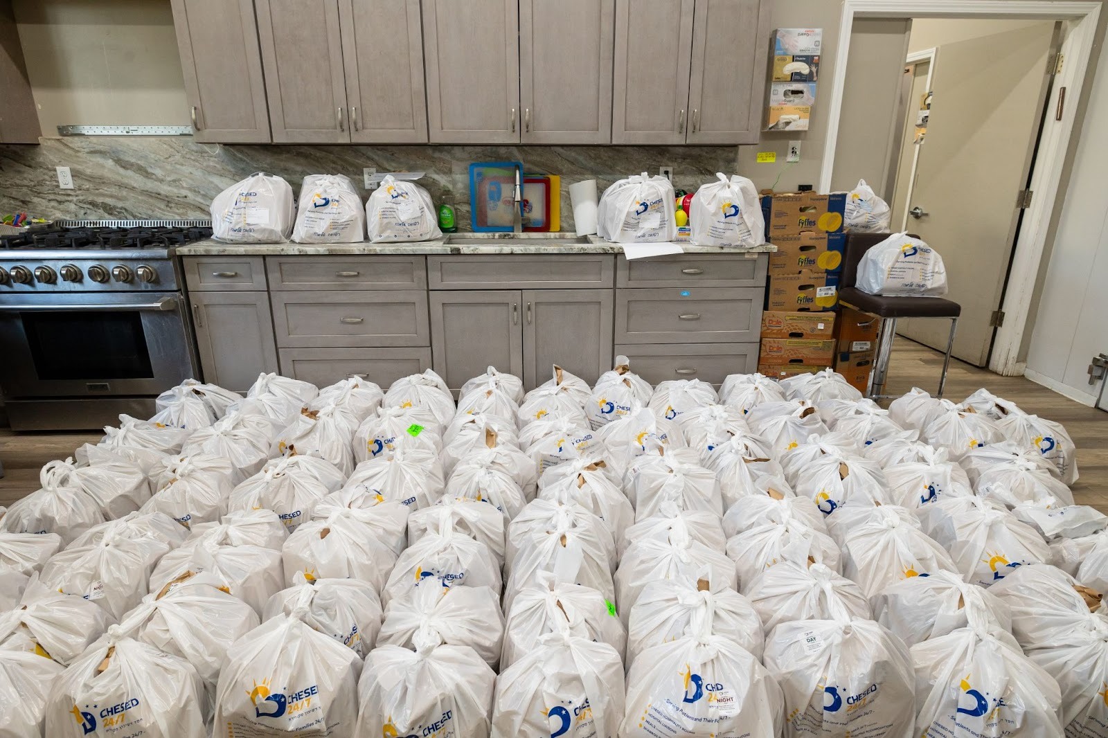 Dozens of Chesed24/7 Meal packages ready for delie