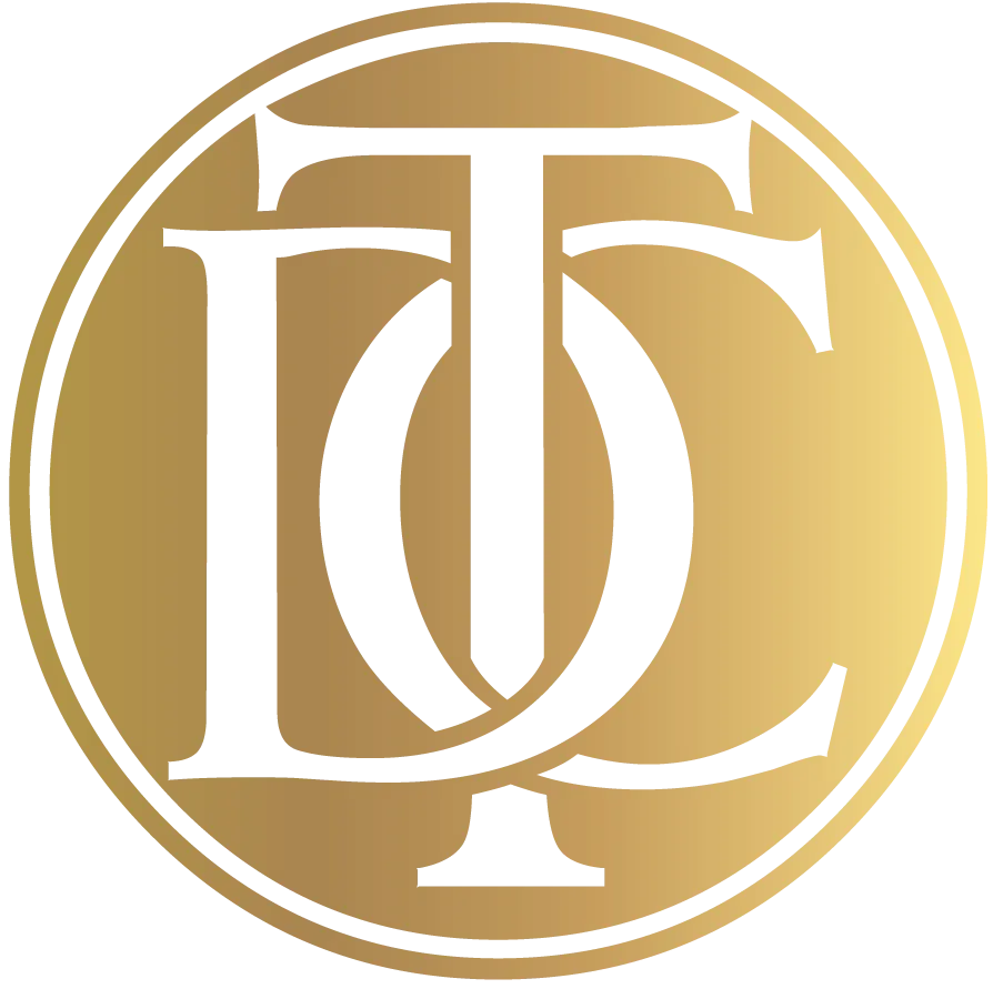 Goldener Kreis mit den ineinander verschlungenen Buchstaben T, D und C in Schwarz.