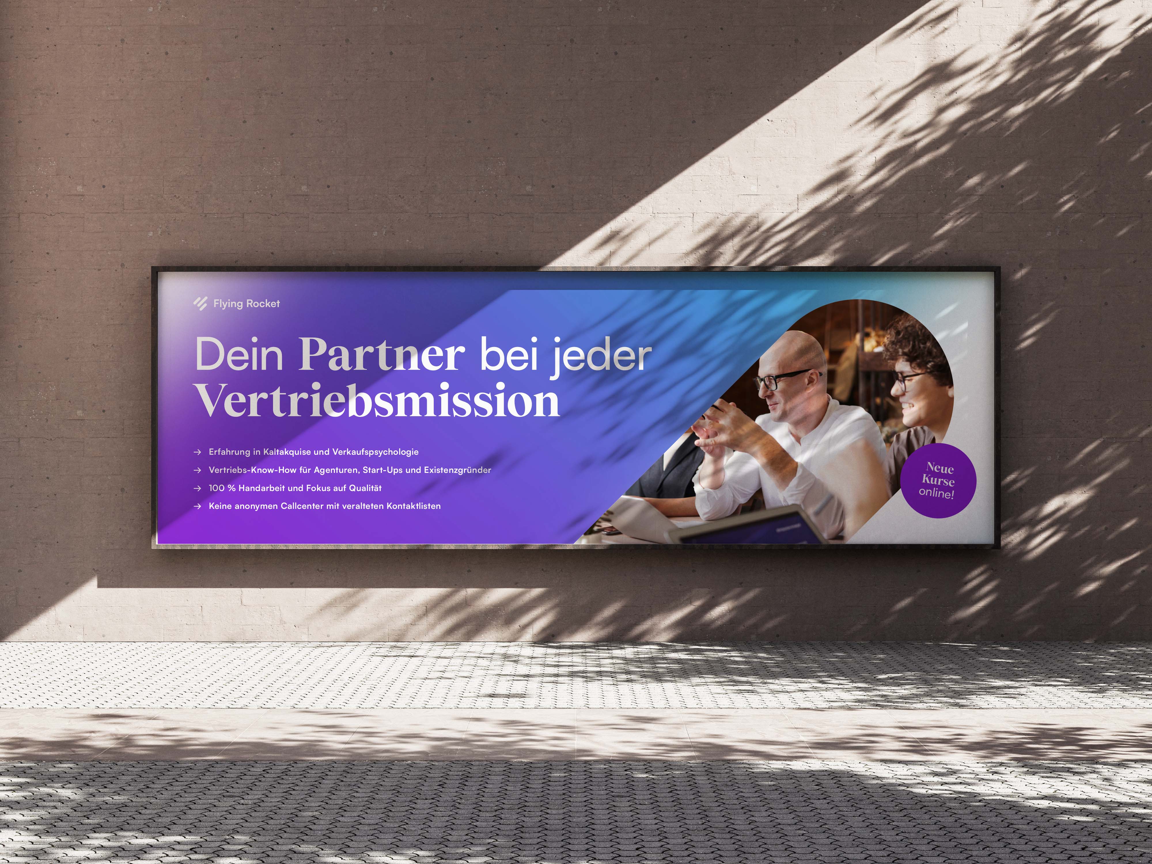 Werbetafel mit dem Text 'Dein Partner bei jeder Vertriebsmission' und einer Liste von Dienstleistungen neben einem Bild von Geschäftspersonen bei einem Meeting.