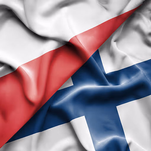 Flagi Polski i Finlandii symbolizujące kooperację, dzięki której Solid Water oferuje konkurencyjne ceny zgarniaczy.