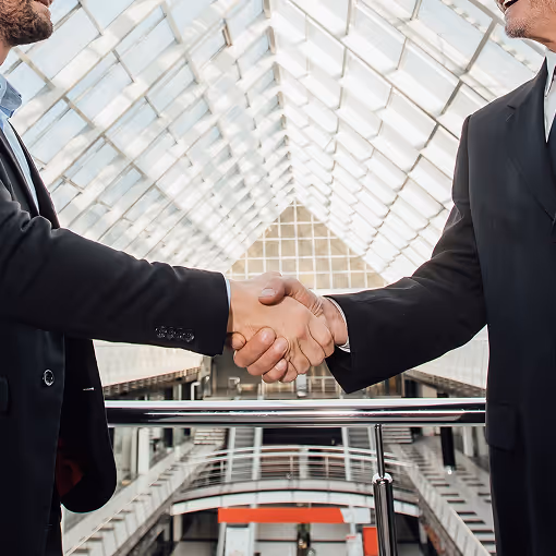 Uścisk dłoni symbolizujący przyjazną obsługę i profesjonalne wsparcie serwisowe Solid Water dla oczyszczalni w całej Polsce.