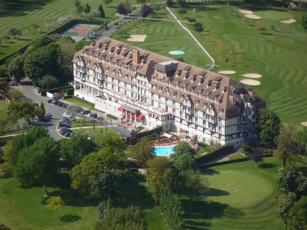 hôtel-barrière-l'hôtel-du-golf-france-2-padel-courts-normandy-property1.jpg