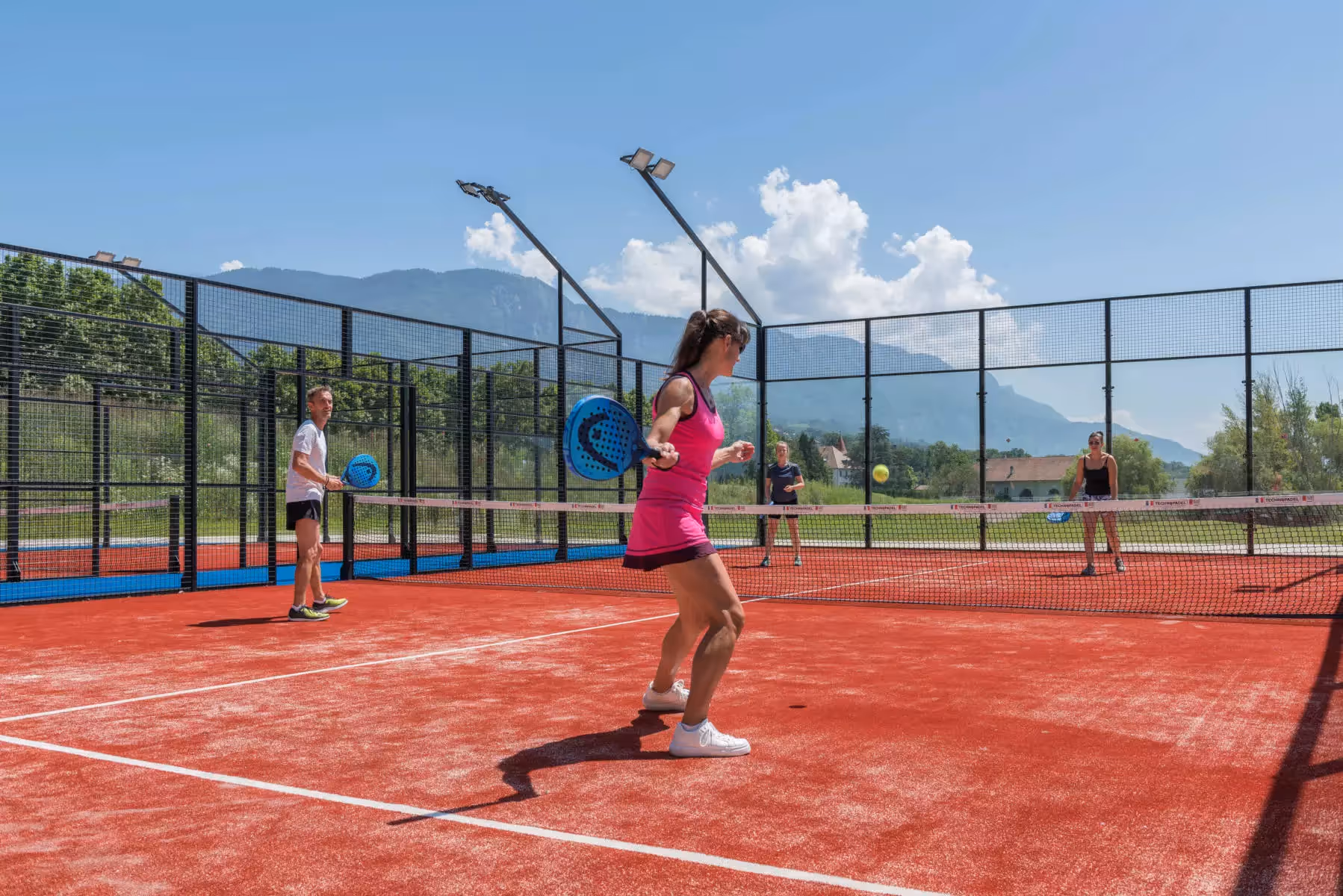 château-brachet-france-2-padel-courts-auvergne-rhône-alpes-court1.jpg