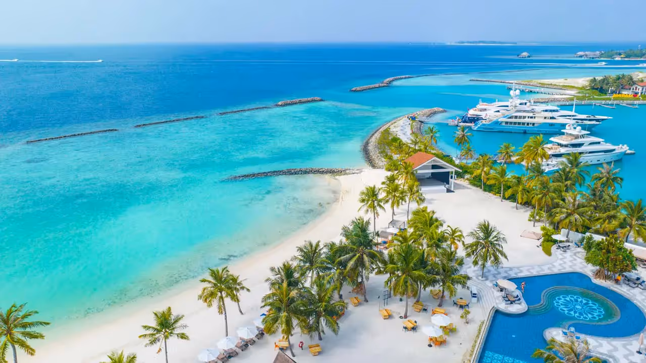 saii-hotels-&-resorts-maldives-2-padel-courts-south-male-atoll-property2.jpg