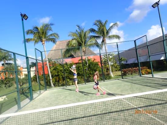 barceló-maya-colonial-mexico-2-padel-courts-xpu-ha-court2.jpg