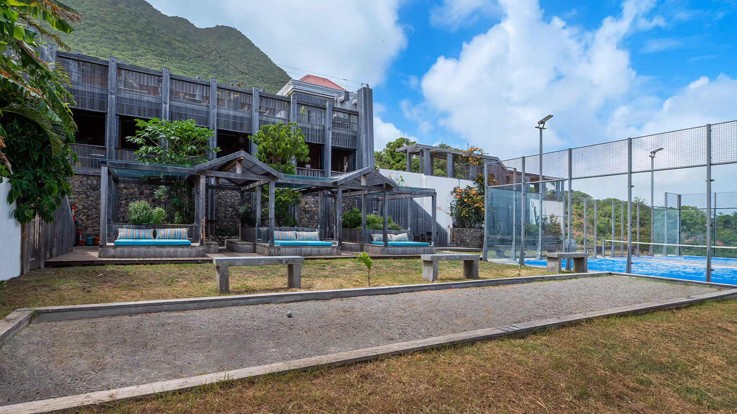whale-tails-boutique-hotel--1-padel-courts-sint-eustatius-court1.jpg