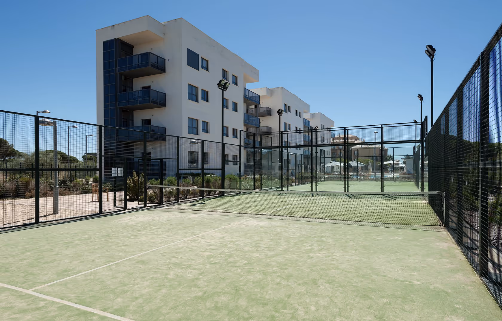 LeoDeluxePuntaUmbría-Spain-2-Andalusia-court3.png