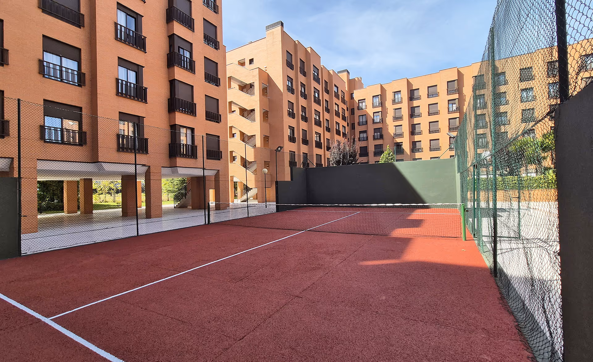 ApartamentosSuitesFlorida-Spain-1-CommunityOfMadrid-court1.jpg
