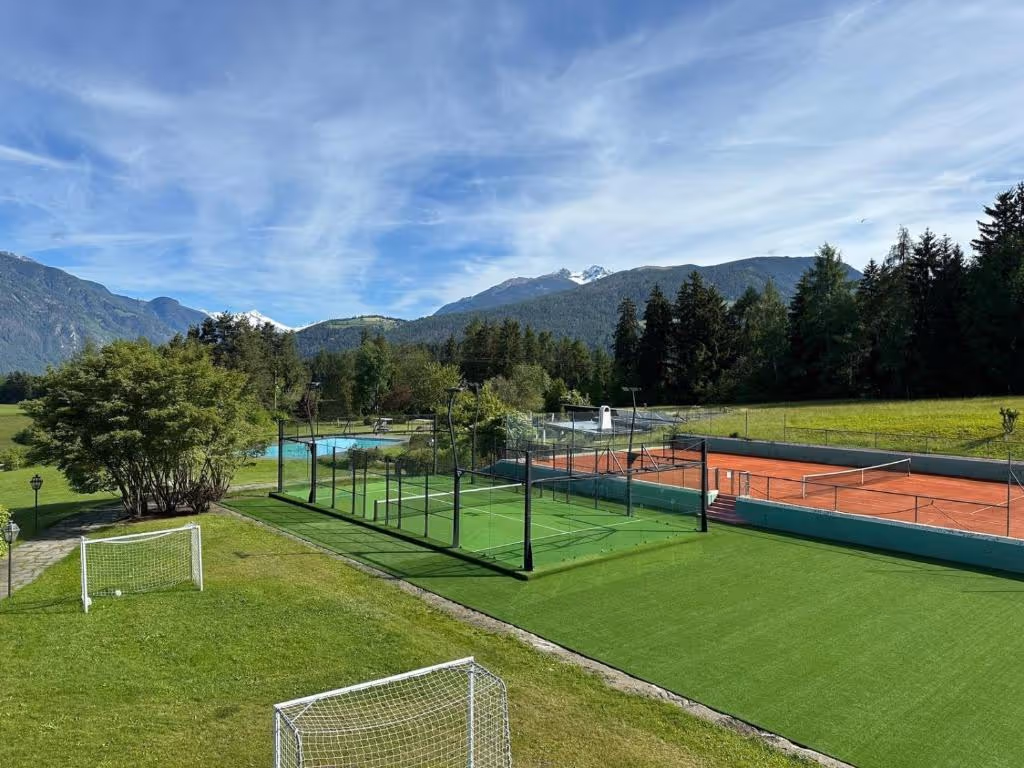 hotel-royal-hinterhuber-italy-1-padel-courts-south-tyrol-hero.jpg