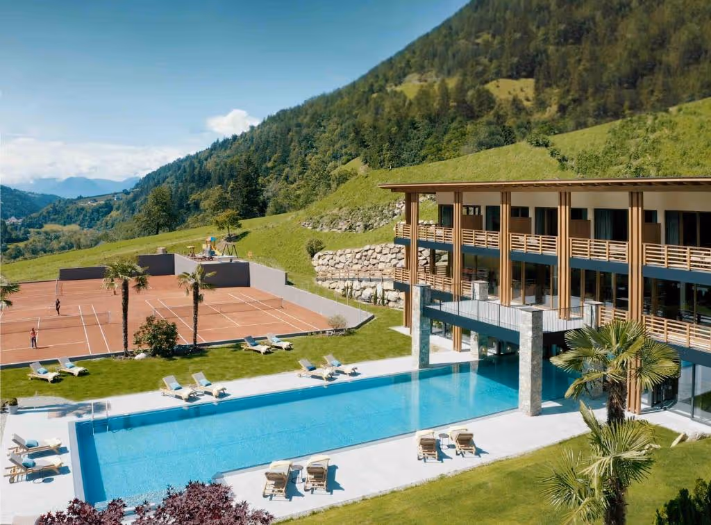 hotel-sonnenalm-italy-1-padel-courts-alto-adige-property2.jpg